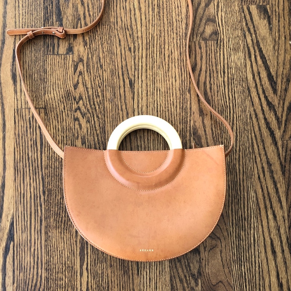 Sezane ama bag half moon shape with wooden handle 70s vibes